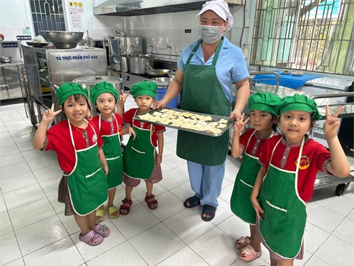 Các bé lớp Chồi 1 làm bánh quai vạc