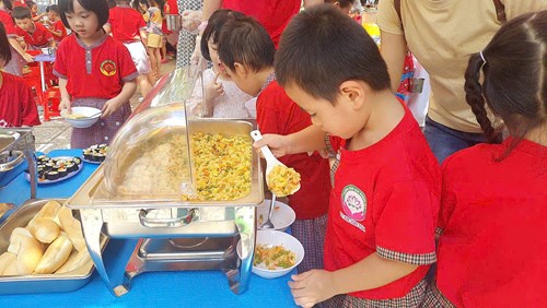 Tiệc buffet Xuân Ất tỵ 2025 của các bé trường Mầm non Hương Sen, có sự hỗ trợ nhiệt tình của cha mẹ học sinh cùng tham gia với các cô. Các mẹ đã hướng dẫn các con làm món sushi và cùng chuẩn bị bữa  tiệc cho các con.