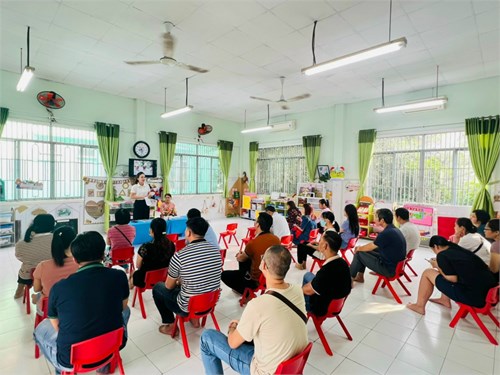Hội nghị cha mẹ học sinh - Sơ kết học kỳ l năm học 2023-2024 trường Mầm non Hương Sen.