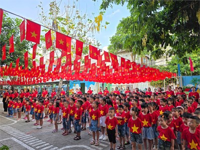 Lễ chào cờ của cô và trẻ Trường Mầm non Hương Sen.