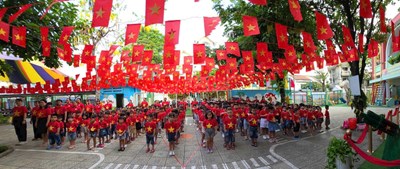 Lễ chào cờ đầu tuần của cô và trẻ Trường Mầm non Hương Sen.