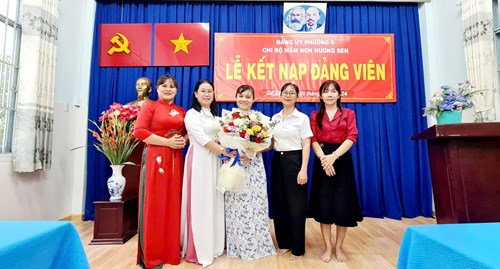 Chi bộ Trường Mầm non Hương Sen kết nạp Đảng viên mới