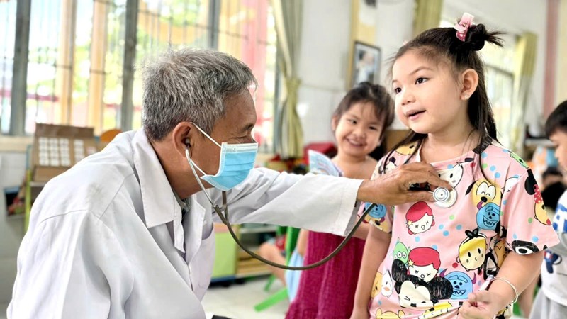 Sáng ngày 04/12/2024 trường mầm non Hương Sen phối hợp với Trung tâm y tế quận Gò Vấp khám sức khoẻ đầu năm cho 100% trẻ.