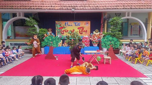 Bé vui hội Trăng rằm 2024
