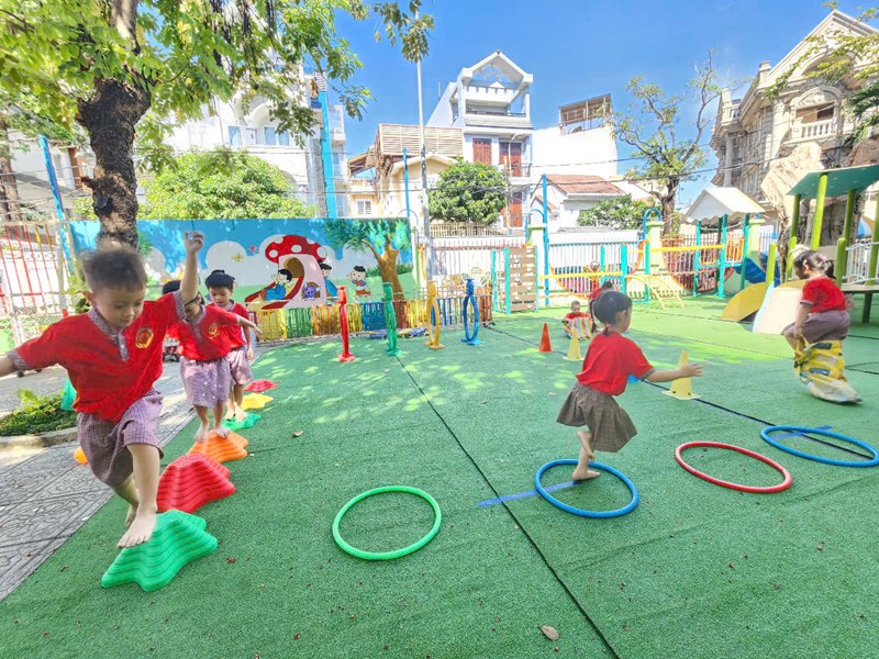 Hoạt động vui chơi ngoài trời của các con.