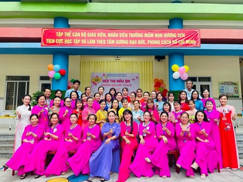 Tập thể trường Mầm non Hương Sen hưởng ứng tuần lễ áo dài tháng 3/2024.