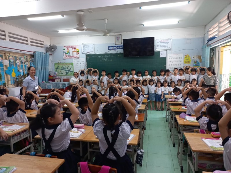 Hoạt động trải nghiệm: Trẻ 5 tuổi tham quan Trường Tiểu học.