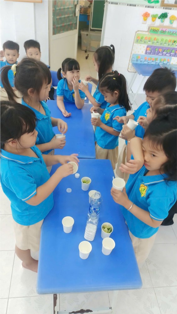 Các bé lá 3 học pha nước chanh đường giải nhiệt mùa nóng.