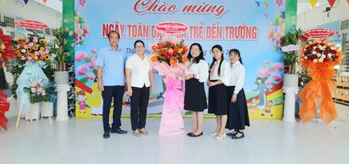 Trường Mầm non Long Trường nhận hoa chúc mừng  Ngày khai giảng năm học 2024-2025  từ đại diện Ban lãnh đạo Đảng uỷ - UBND phường Long Trường.