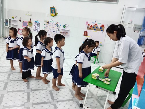 Trường MN Mai Thôn tổ chức cho trẻ uống thuốc tẩy giun tại trường _ 20/09/2024