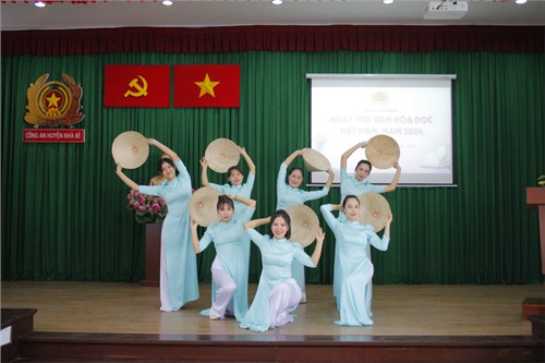 CĐCS Trường Mầm non Mạ Non hỗ trợ văn nghệ trong Chương trình Ngày hội văn hóa đọc Việt Nam tại Công an huyện Nhà Bè