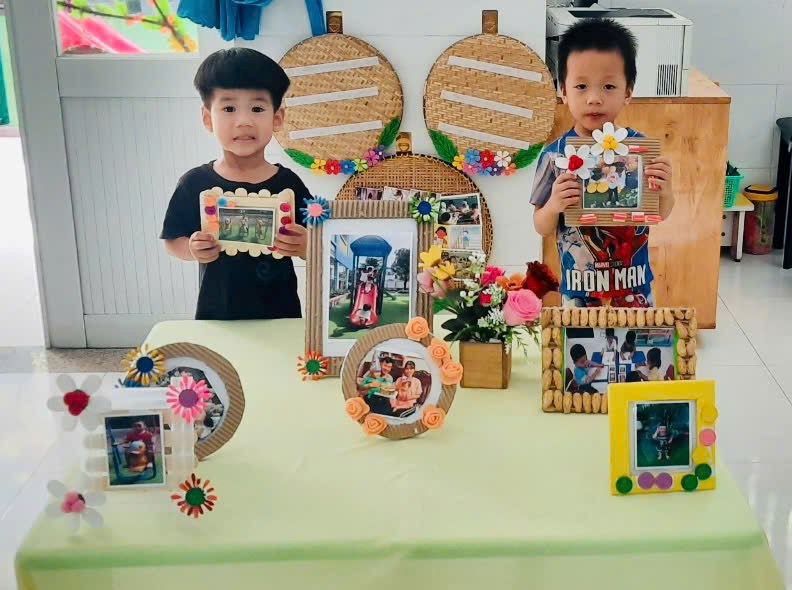 Hoạt động   Bé trang trí khung hình tặng Bà và Mẹ   nhân ngày Phụ Nữ Việt Nam 20/10 của các bé lớp Mầm 2