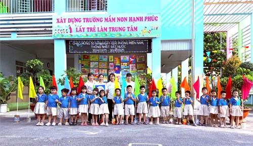Tổ Chồi thực hiện công trình  Những sắc cờ rực rỡ   Chào mừng 50 năm ngày Giải phóng Miền Nam thống nhất đất nước