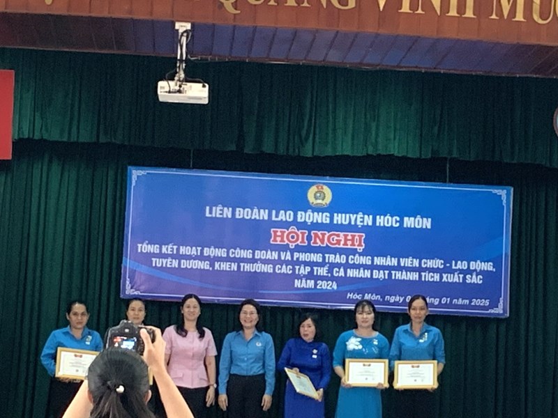 Tham gia hội nghị tổng kết hoạt động công đoàn và phong trào công nhân viên chức - lao động, tuyên dương, khen thưởng các tập thể cá nhân đạt thành tích xuất sắc năm 2024