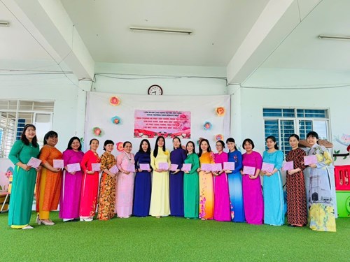 Khen thưởng và phát động phong trào thi đua Phụ nữ 2 giỏi  Giỏi việc nước, đảm việc nhà  năm 2025