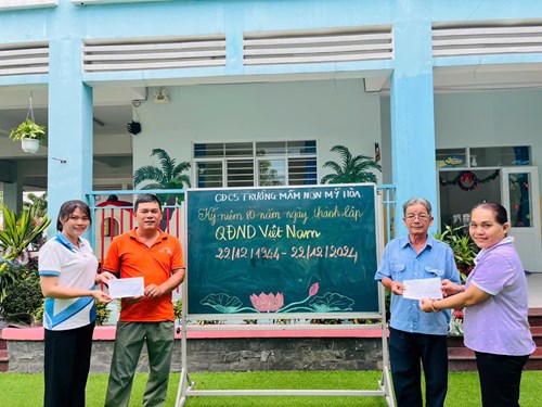 CĐCS trường MN Mỹ Hòa trao quà nhân dịp kỷ niệm 80 năm ngày thành lập Quân đội nhân dân Việt Nam (22/12/1944 - 22/12/2024)