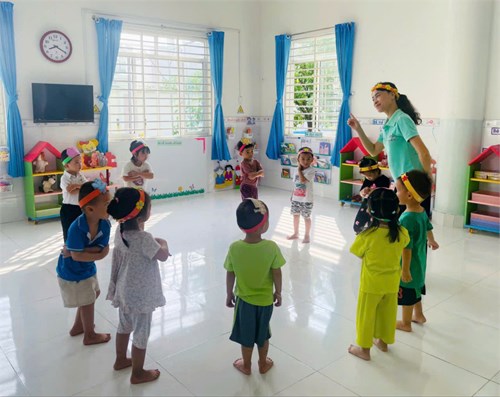 Hoạt động: Vận động minh họa theo bài hát  Đi học về  của các bé lớp 3 - 4 tuổi (Mầm 1)