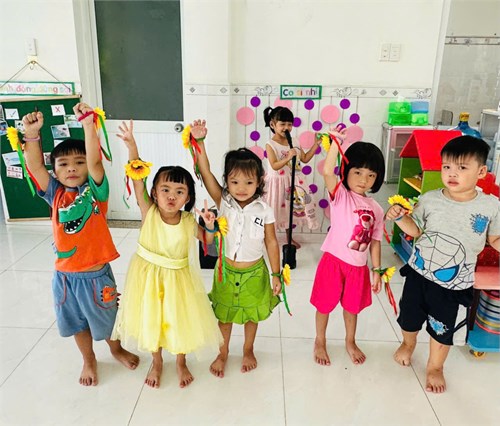 Hoạt động vui chơi trong lớp của các bé 4 - 5 tuổi (Lớp Sơn Ca 2)