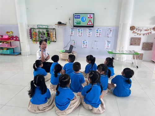 Hoạt động: Nhận biết một số ký hiệu thông thường trong cuộc sống của các bé lớp Chồi 2 (4 - 5 tuổi)