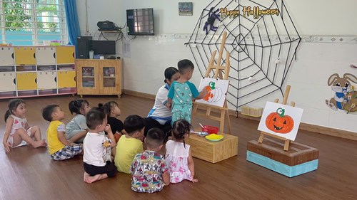 Hoạt động “Bé in quả bí ngô” của các bé nhóm 25 - 36 tháng