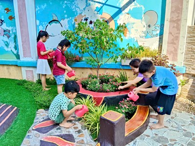 Hoạt động: “Hành động nhỏ – Ý nghĩa lớn   mừng sinh nhật Bác Hồ của các bé lớp Lá 2