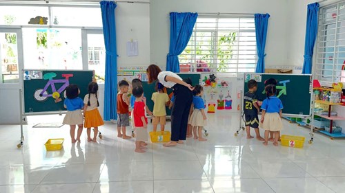 Hoạt động  Khám phá chiếc xe đạp  của các bé lớp Mầm 2