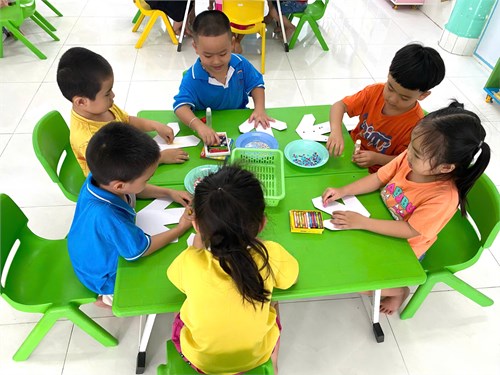 Hoạt động  Chiếc mũ xinh  của các bé lớp Chồi 1