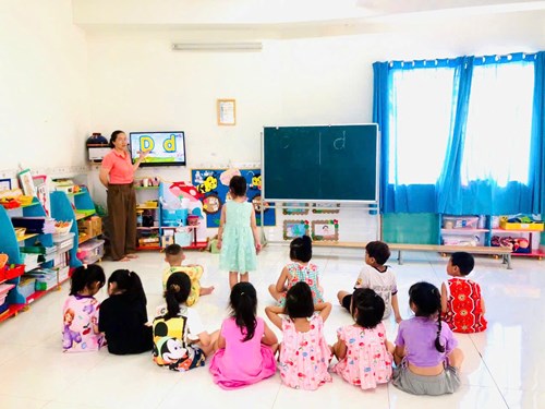 Hoạt động Bé làm quen chữ c,d của các bé lớp Lá 1
