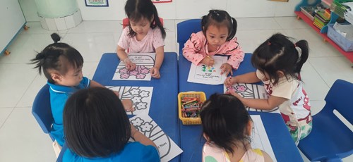 Đề tài: Bé tô màu bông hoa của các bé lớp Mầm 2 (3 - 4 tuổi)