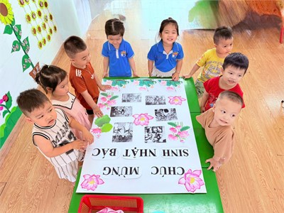 Hoạt động mừng sinh nhật Bác của các bé lớp Nhà trẻ 1