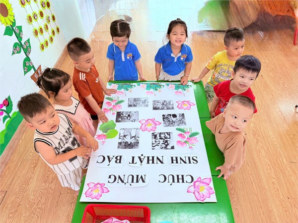 Hoạt động mừng sinh nhật Bác của các bé lớp Nhà trẻ 1