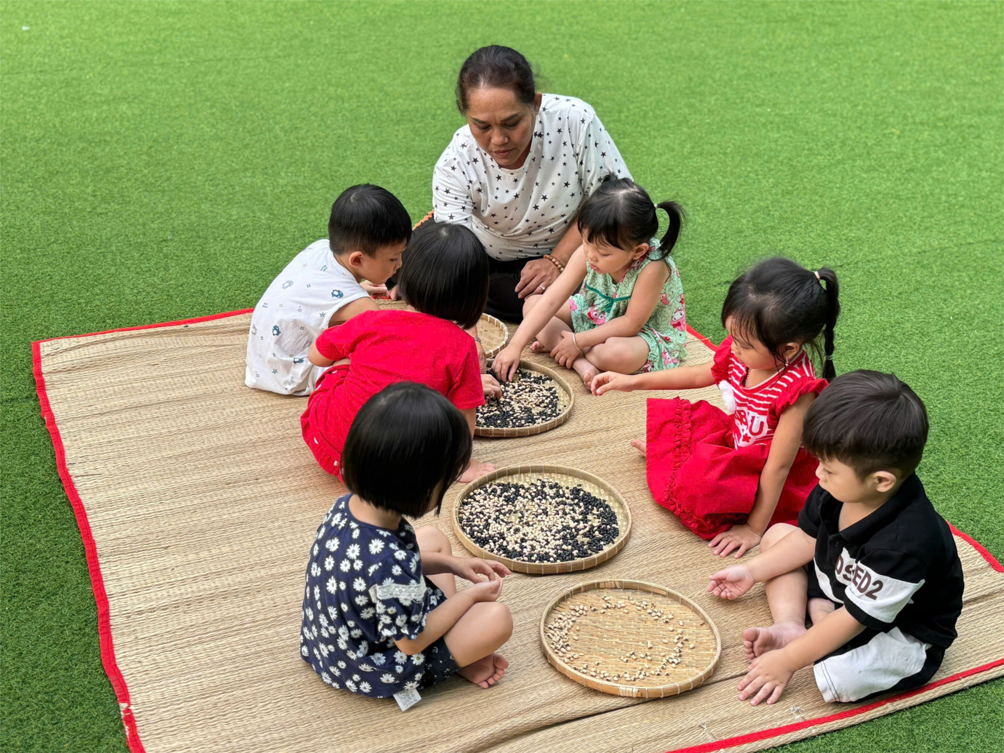Hoạt động ngoài trời của các bé lớp Mầm 2