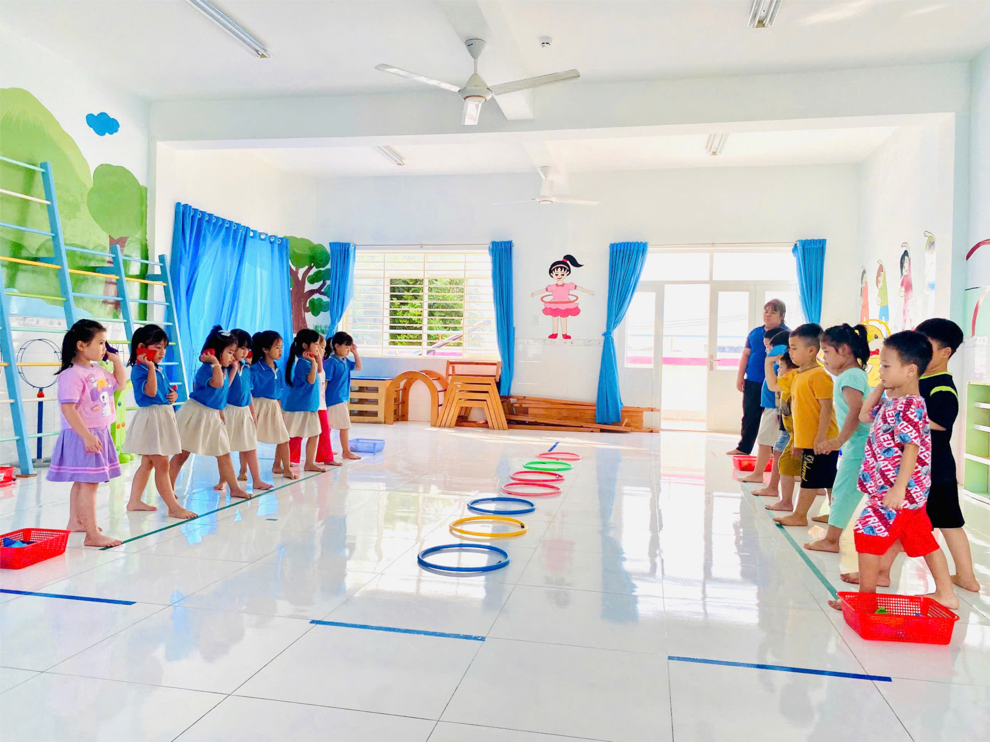 Hoạt động Ném trúng đích nằm ngang của các bé lớp Lá 3