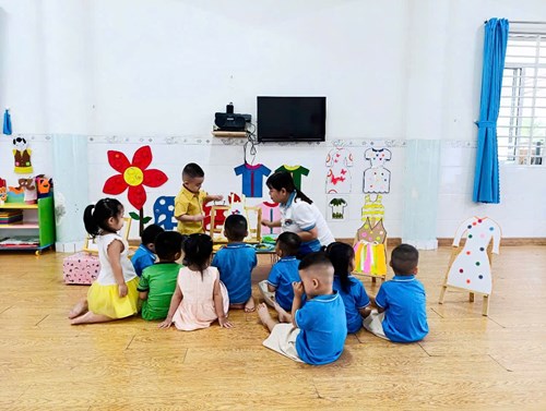 Hoạt động: Bé trang trí váy, áo của các bé lớp Vàng Anh 1 (25-36 tháng)