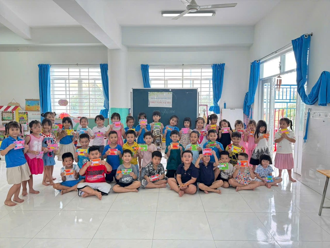 Hoạt động  Bé làm thiệp tặng Mẹ  nhân ngày Phụ Nữ Việt Nam 20/10 của các Bé Lớp Lá 1