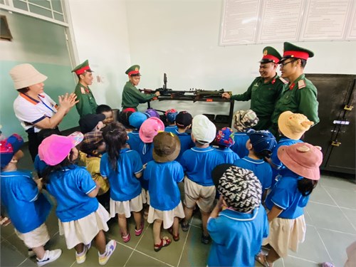 Các bé khối 4 - 5 tuổi tham quan doanh trại bộ đội nhân kỷ niệm 80 năm ngày thành lập Quân đội nhân dân Việt Nam (22/12/1944- 22/12/2024)