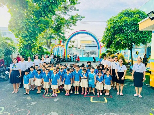 Cán bộ, giáo viên, nhân viên, các bé  và Cha mẹ học sinh nghiêm trang thực hiện nghi thức chào cờ sáng thứ hai đầu tuần