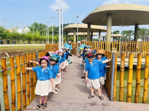 Cán bộ giáo viên, nhân viên và các bé khối Lá tham quan Khu sinh thái huyện Hóc Môn hưởng ứng phát triển du lịch năm 2023