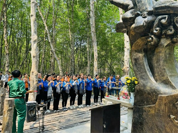Hành trình  về nguồn - biểu dương tấm gương học tập và làm theo tư tưởng - đạo đức - phong cách hồ chí minh