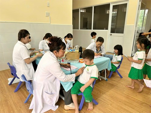 Trường mầm non nam sài gòn phối hợp với trạm y tế phường tân phú, quận 7 tổ chức khám sức khoẻ cho trẻ khối cơm thường - khối mầm - khối chồi - khối lá tại trường