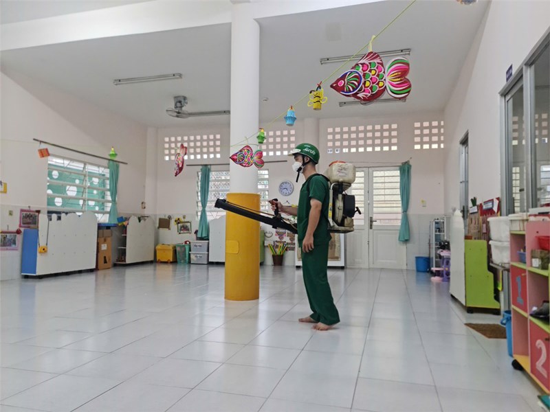 Để thực hiện tốt công tác phòng chống dịch bệnh, đặc biệt mùa mưa đến, muỗi nhiều, ảnh hưởng đến sức khỏe và sự an toàn của trẻ. Ngày 13/9/2024, Trường Mầm non Nắng Mai đã phối hợp với Trung tâm y  tế Quận 8 phun thuốc diệt muỗi để loại trừ khả năng sinh sản, thực hiện tổng vệ sinh trường lớp hàng ngày, hàng tuần để đảm bảo trẻ được học tập và sinh hoạt trong môi trường tốt nhất.
