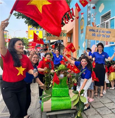 Hoạt động  tiến về dinh độc lập  chào mừng 50 năm giải phóng miền nam thồng nhất đất nước