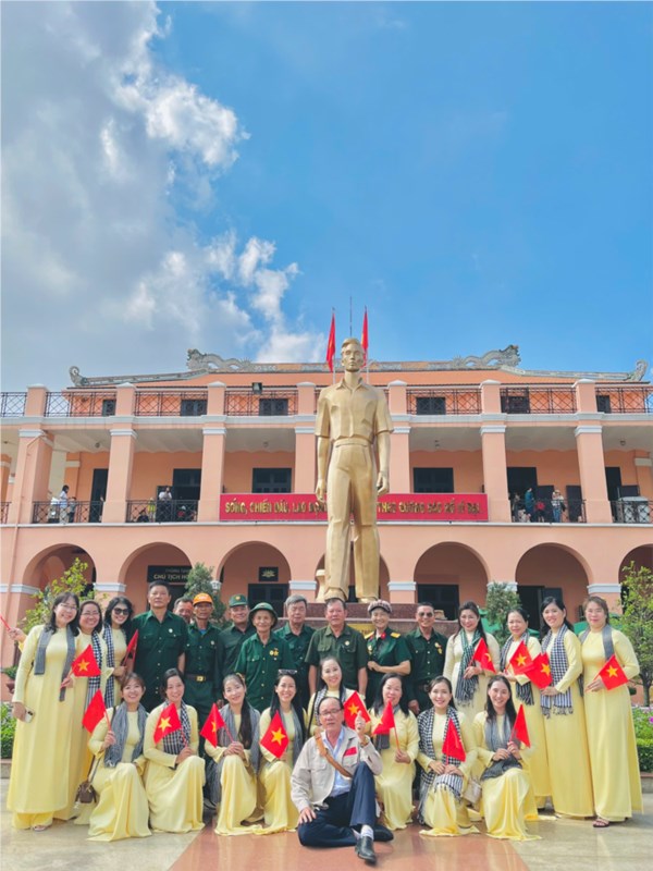 Chi bộ Mầm non Nguyễn Thái Bình dâng hương, dâng hoa Chủ tịch Hồ Chí Minh tại công viên Tượng đài Chủ tịch Hồ Chí Minh và Tham quan Bến nhà rồng - Bảo tàng Hồ Chí Minh