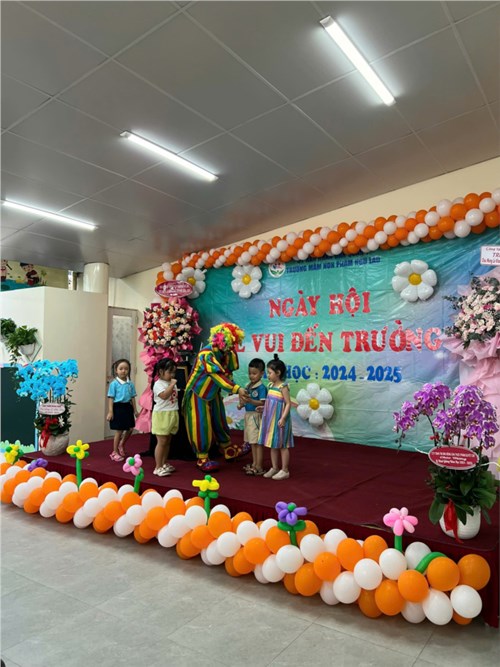 Ngày hội   bé vui đến trường  của trường mầm non phạm ngũ lão