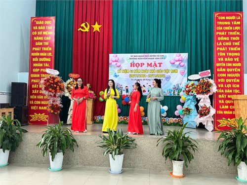 Giáo viên tham gia biểu diễn văn nghệ chào mừng ngày 20/11/2024.