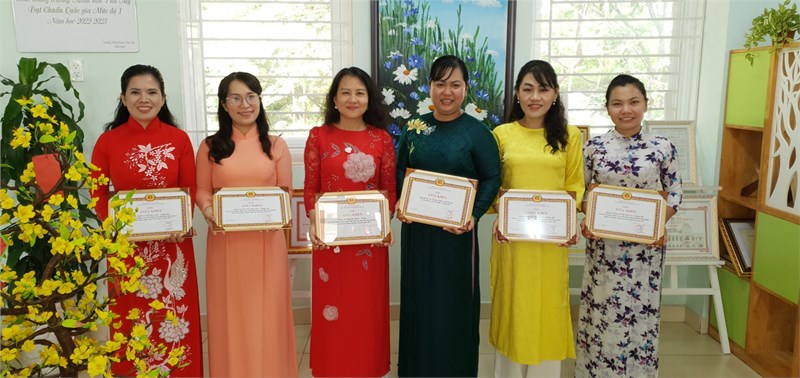 Lễ tổng kết và trao bằng khen cho các tập thể chi bộ và cá nhân đảng viên hoàn thành xuất sắc nhiệm vụ