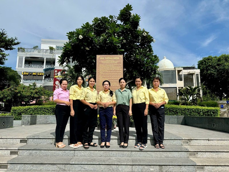 Chi bộ Trường Mầm non Phường 11 Viếng bia tưởng niệm