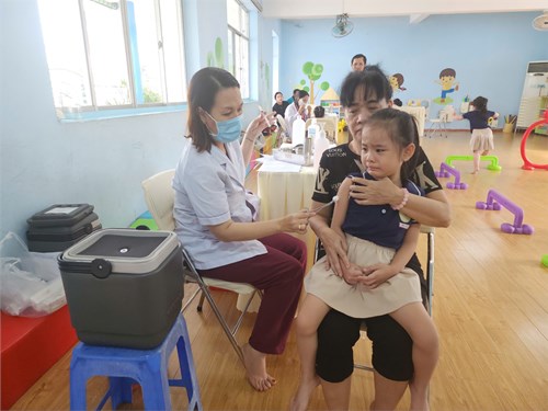 Các bé được tiêm ngừa Sởi tại điểm tiêm Trường Mầm non Măng Non 2 Quận 10 ngày 11/9/2024
