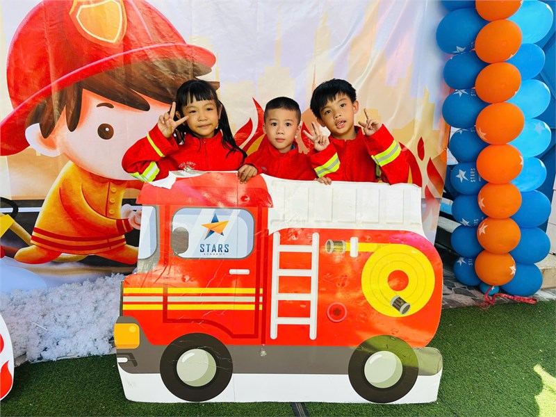Trường mầm non phường 8 kết hợp với công ty cổ phần giáo dục kỹ năng sống ngôi sao tổ chức chuyên đề:   kỹ năng thoát hiểm khi có cháy .
các bé tham gia hào hứng và tích cực trong hoạt động thực hành thoát hiểm, biết được những kỹ năng cơ bản khi xảy ra sụ cố cháy nổ trong cuộc sống hàng ngày.