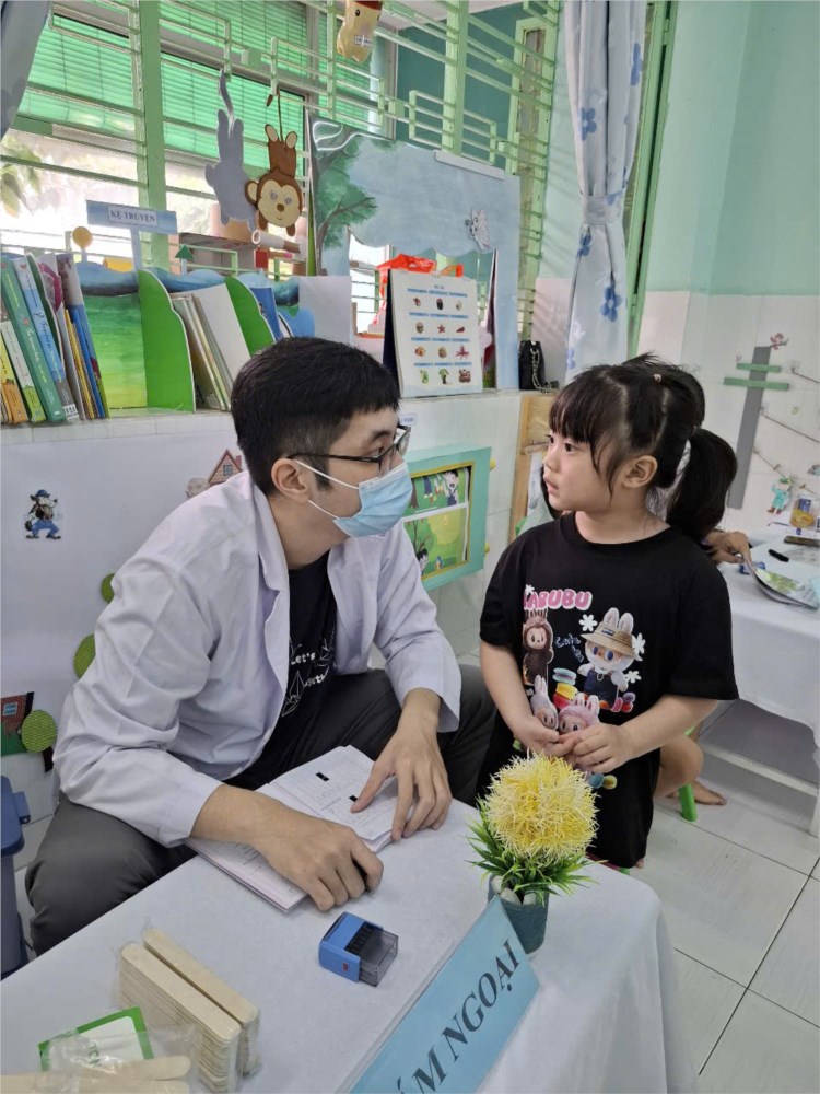 Trường mầm non Phường 8 kết hợp với phòng khám đa khoa Kỳ Hòa tổ chức khám sức khỏe định kỳ cho trẻ năm học 2024- 2025